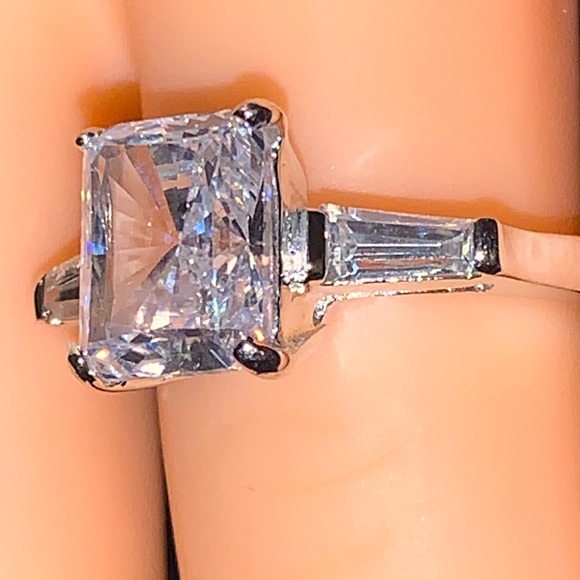 4 CARAT EMERALD CUT CUBIC ZIRCONIA RING - Picture 7 of 8